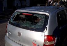 Apedrean y dañan vehículo a menos de dos cuadras de la Comisaría