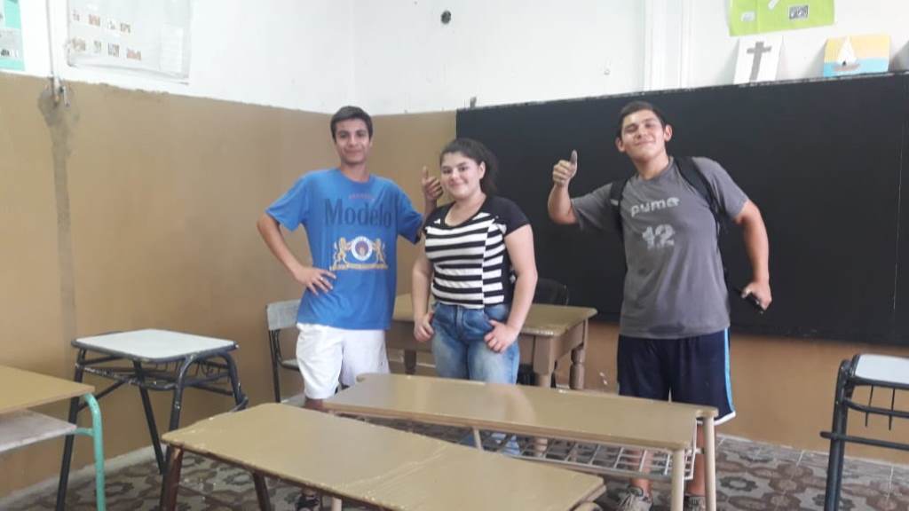 18-11-19 Estudiantes Normal Pintan aulas (2)