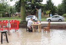 Un comerciante convirtió la 2 inundada en un balneario y su protesta se viralizó