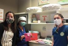 Las Abuelas Tejedoras llegaron con prendas para el hospital