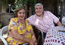 El conmovedor encuentro de un hijo y su madre biológica después de 49 años