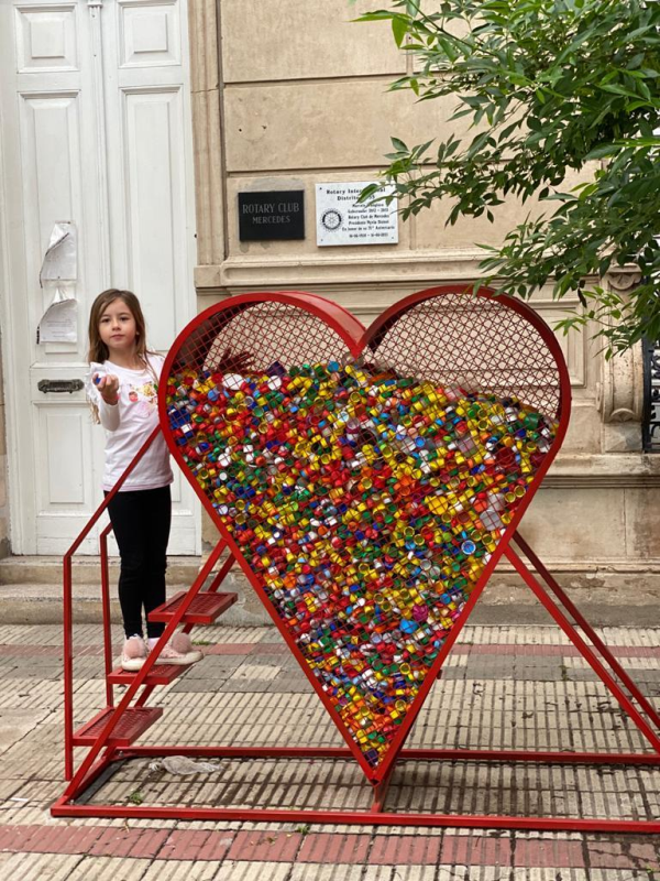 un contenedor de tapitas