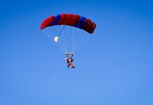“Papá Noel” bajó en paracaidas en el Aeroclub