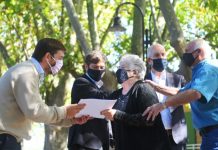 El gobernador Kicillof entregó escrituras en Mercedes junto al intendente Ustarroz