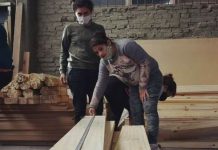 Mujeres carpinteras en el corralón municipal