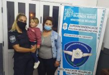 Policías salvan vida de un niño
