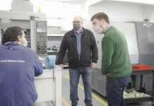 Visita del intendente a empresa que produce material quirúrgico