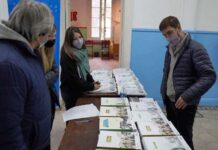 Entregan material bibliográfico y kits para alumnos del FINES