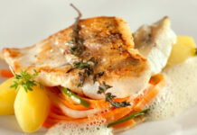 Filetes de lenguado con cebollas, tomillo y vino blanco