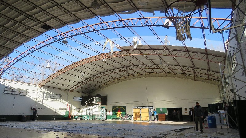 Avanza el cambio de techos del Gimnasio Municipal 015