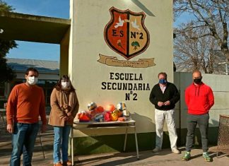 Entrega de kits deportivos a colegios de Suipacha y Rivas