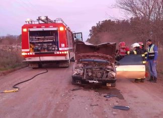 Violenta colisión entre auto y camión