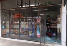 Destrozos y robo en comercio de Avenida 17