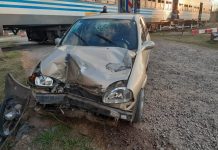 Tren embiste automóvil en el que viajaba una joven junto a sus dos pequeñas hijas