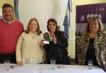 Premio en mano para Marcela Bianco tras ganar concurso literario
