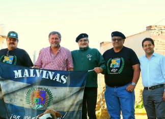 Emotivo reencuentro del veterano de Malvinas Omar Martínez con compañeros después de 39 años