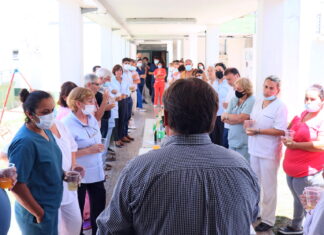El intendente brindó junto a los trabajadores de la salud