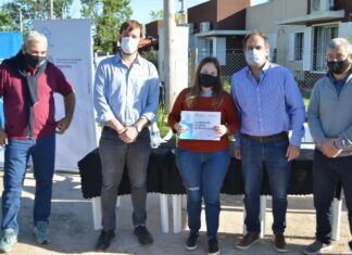 Entrega de dos viviendas en el Barrio Procrear