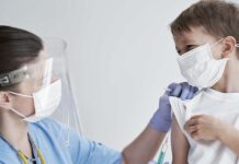 Se aplicarán refuerzos a niños de entre 5 y 11 años y confirman que Ómicron “no es tan leve” en esta población
