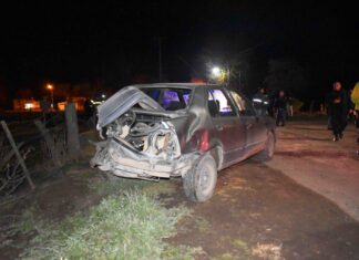 Tren colisiona a automóvil en paso a nivel sin barreras