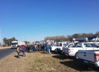 Movilización del Campo zonal en la rotonda de rutas 5 y 30