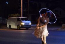 Malabaristas callejeros y limpia vidrios causan desórdenes