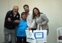 Entregan tablets a adultos mayores en Gowland