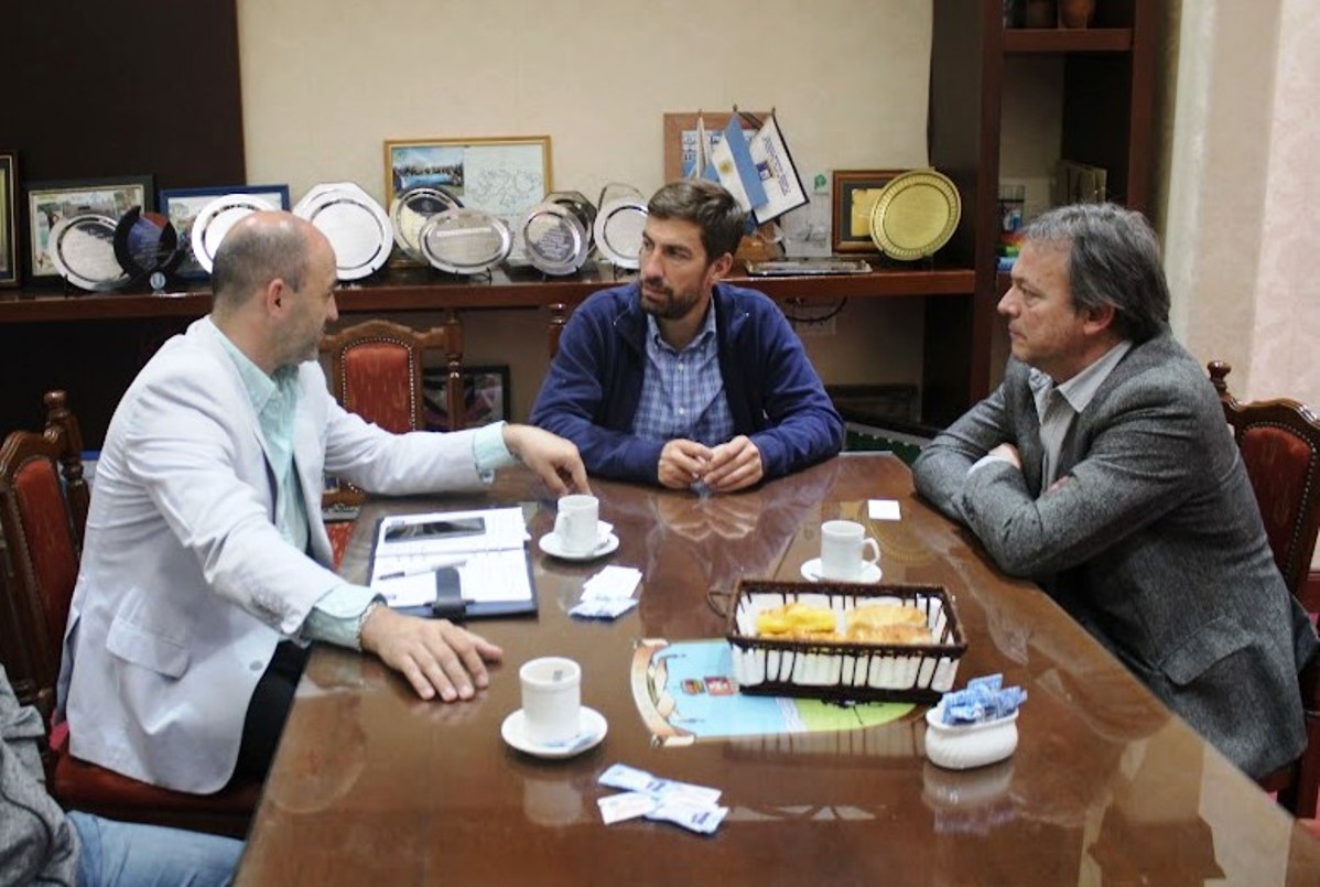 17-10-22 INTENDENTE RECIBE1