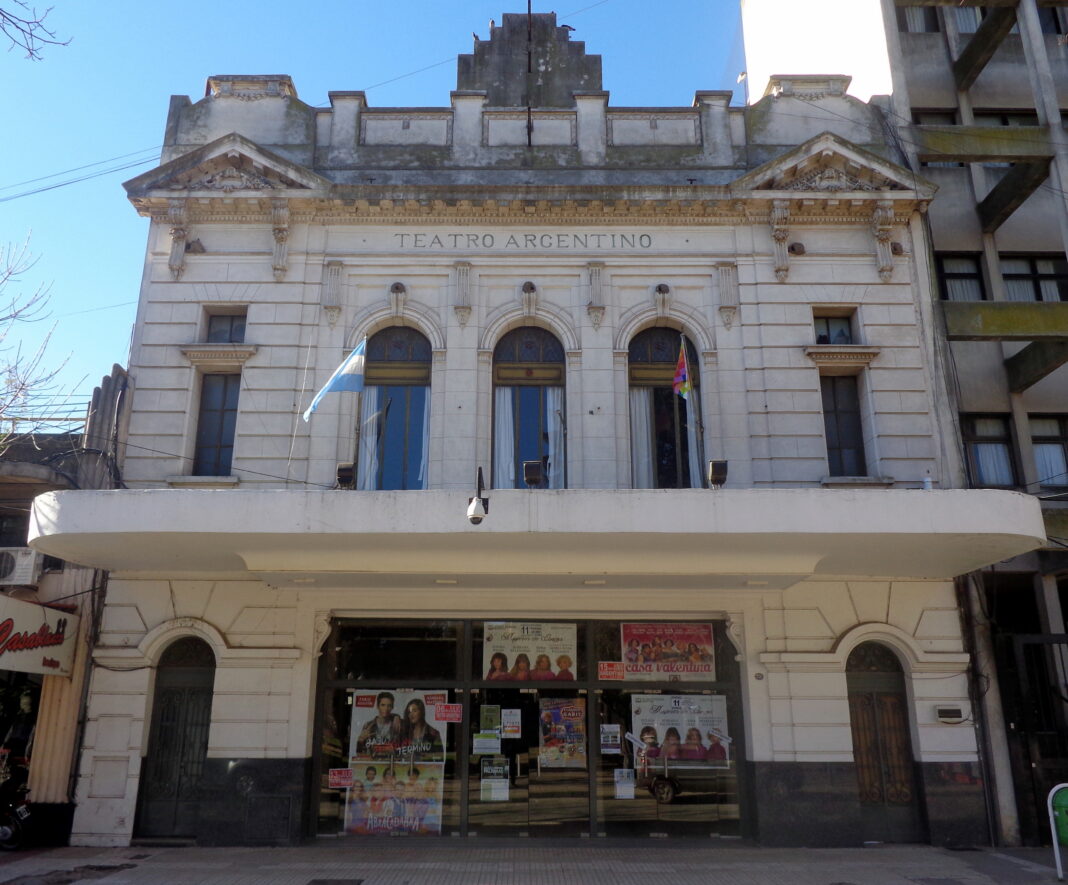 Centro_cultural_Julio_César_Gioscio,_ex_Teatro_Argentino,_Mercedes