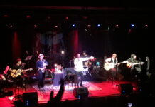 Polillas de Poliester brillaron con su acústico en el teatro