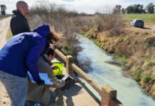 Científicos estudian la calidad del agua del río Luján en todo su trayecto
