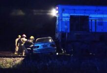 Formación ferroviaria embiste automóvil: mujer en grave estado