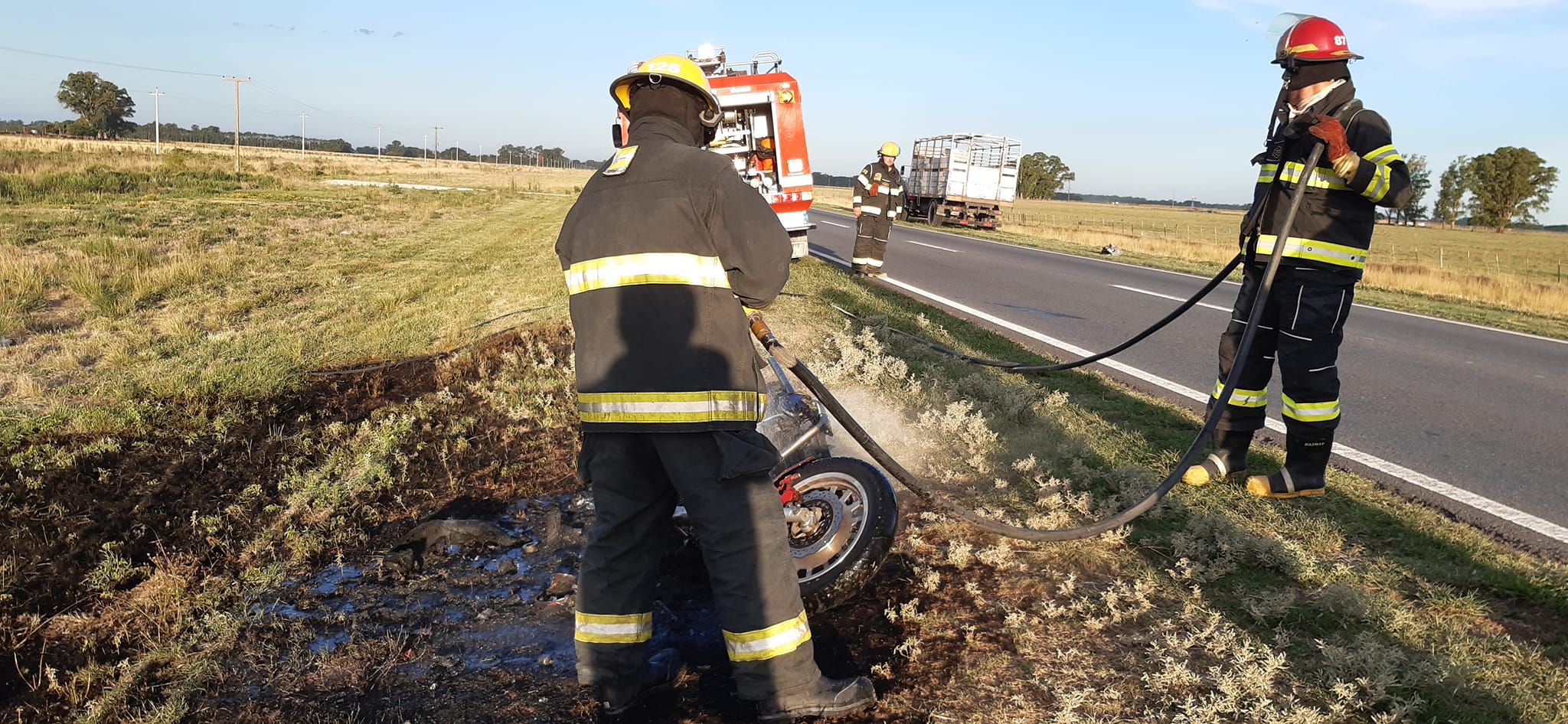 Incendio de moto sobre Ruta 5 - Jorge Oscar Lasala 4