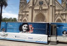 Llegó el museo móvil Ana Frank a Mercedes invitando a visitarlo y conocerlo