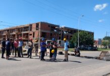 TRABAJADORES DEL COMPLEJO URBANISTICO CORTAN ACCESO POR FALTA DE PAGOS