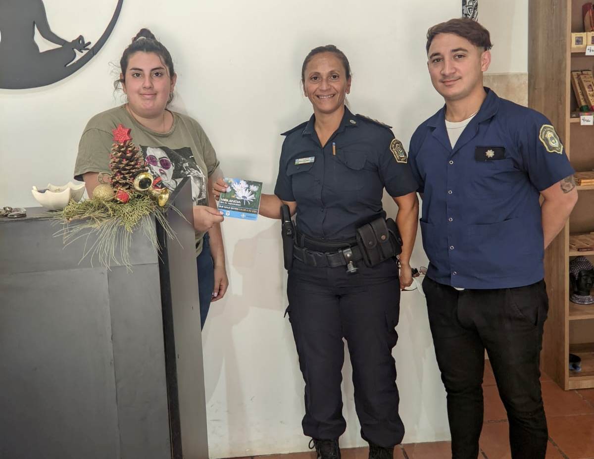 Policiales - Parte de Prensa Policia Comunal-Entrega de folleteria 3