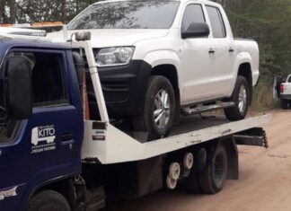 Maniatan a comerciante para robarle y huyeron en su camioneta