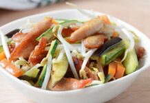 Chop Suey de pollo en wok