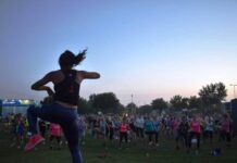 Ya es clásico del verano: clases de aerobic en rotonda de 40 y 1