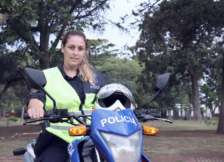 Jaqueline, una mujer en la motorizada local