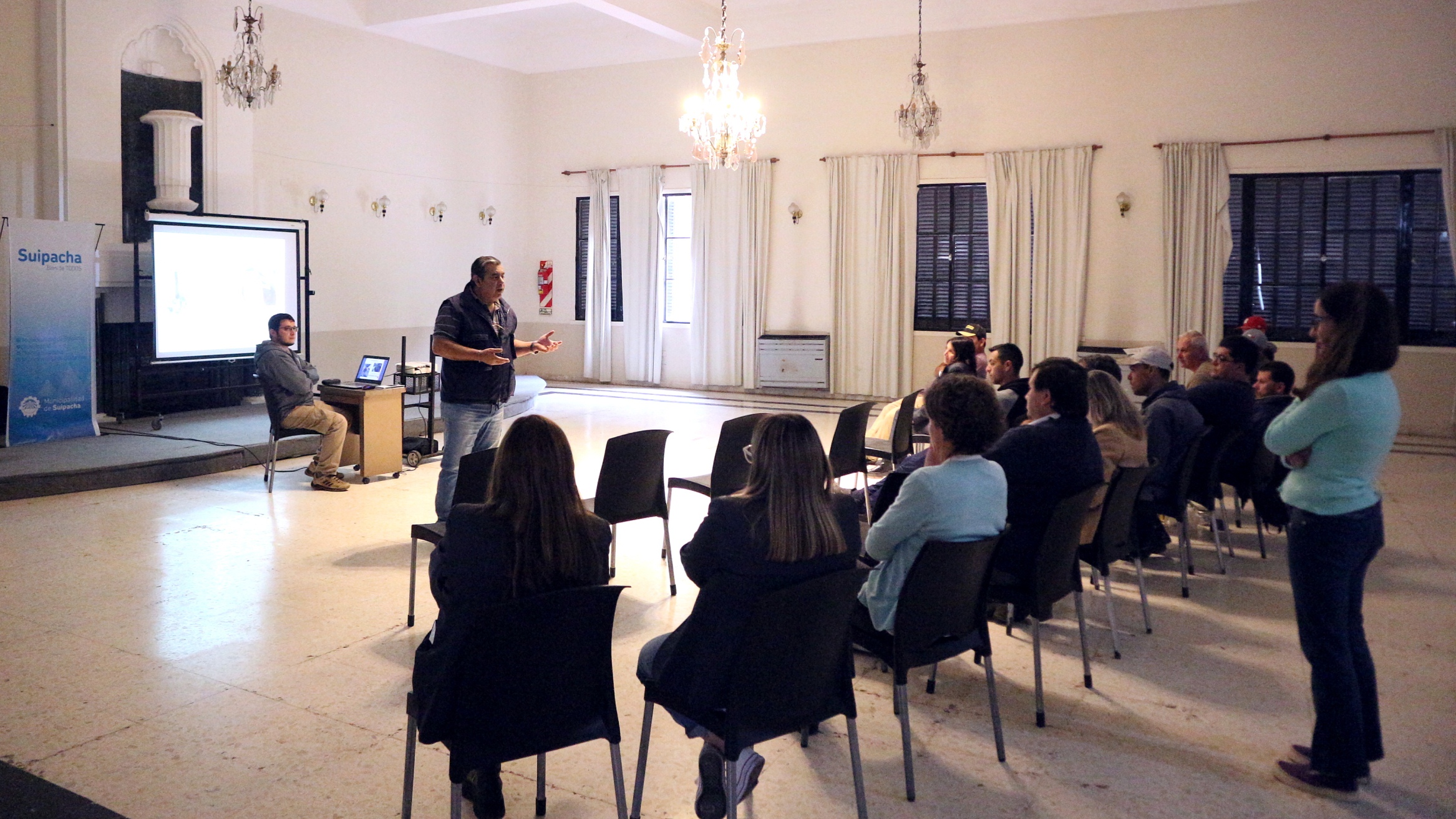 Charla sobre primeros auxilios con trabajadores municipales 01