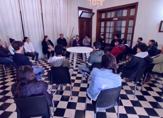 Charlando con estudiantes
