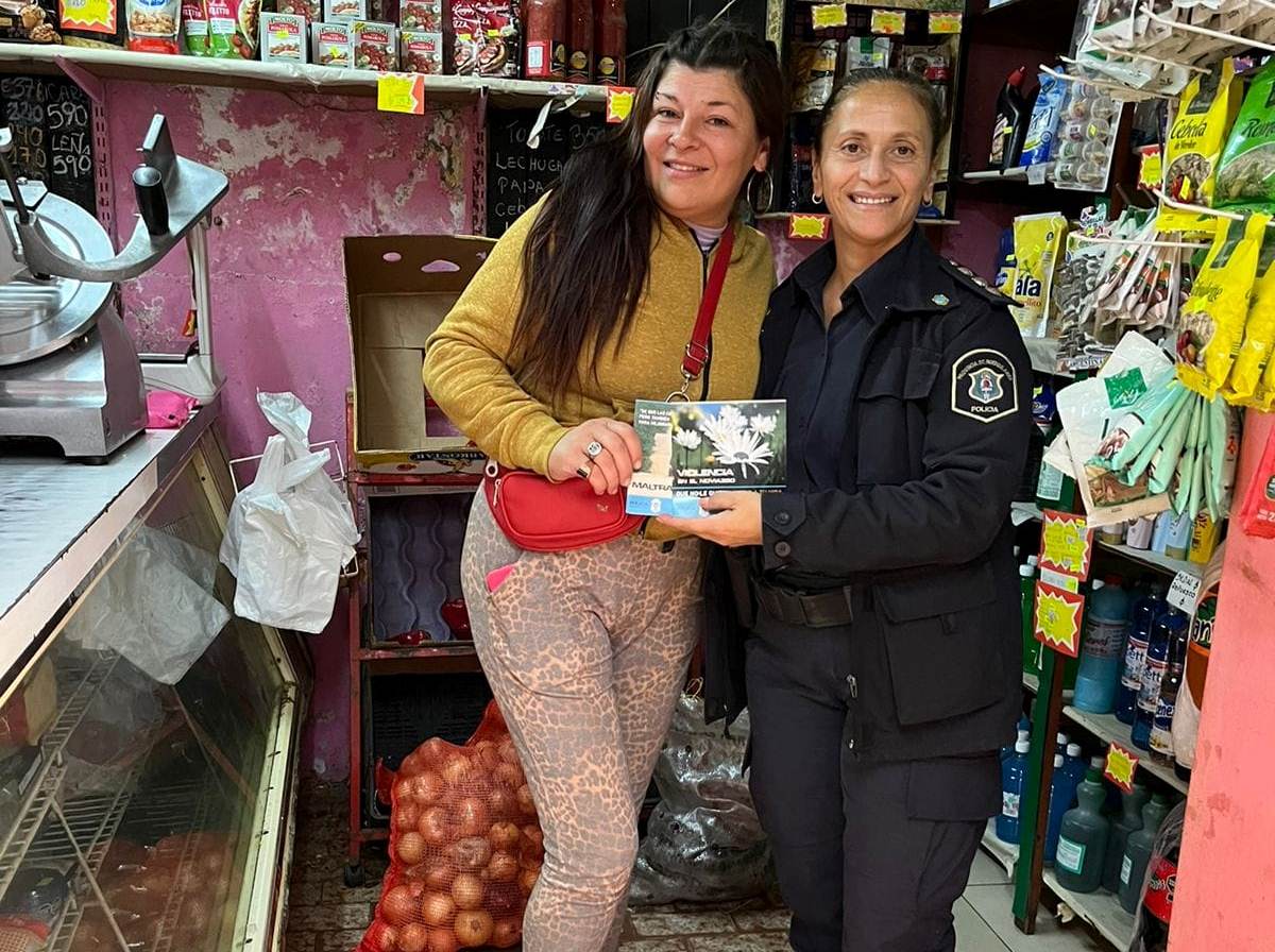 Policiales - Entrega de folleteria preventiva 1