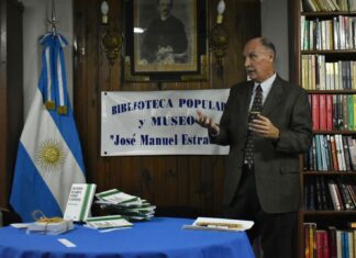 Miguel Mujica disertó en la Biblioteca