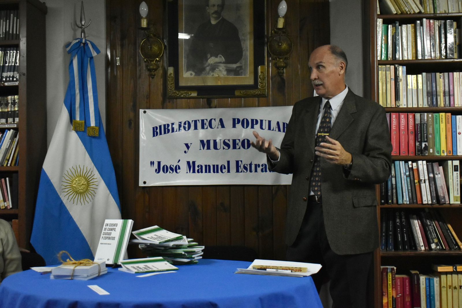 Biblioteca - Miguel Mujica 2