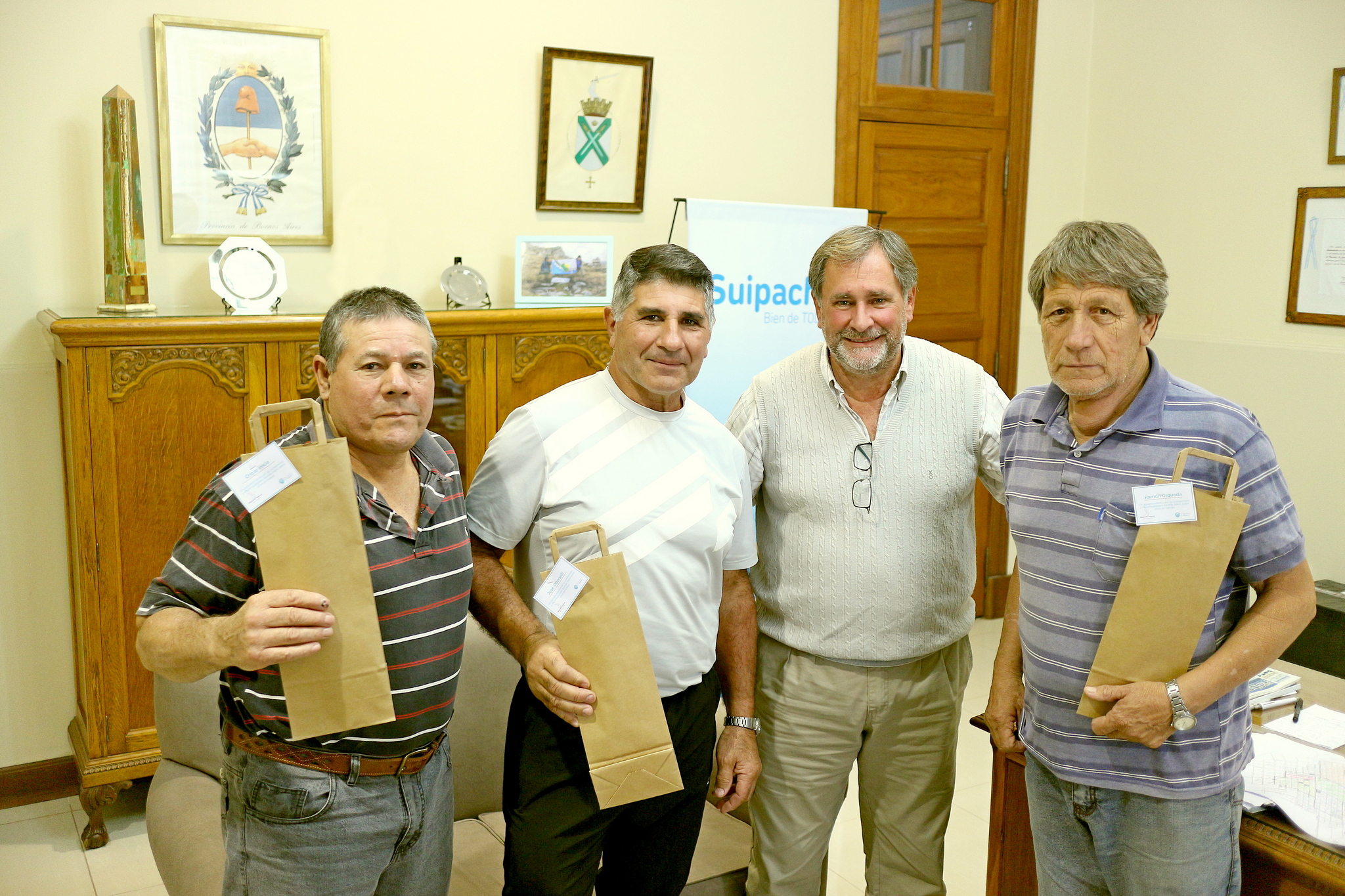 El intendente recibio a tres trabajadores que se jubilan