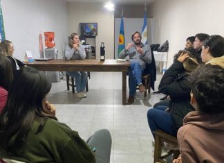 Alumnos de secundaria reciben ayuda para sus stands en la Rural