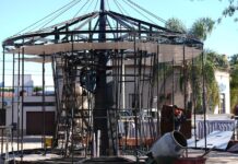 Trabajadores municipales construyen una hermosa calesita en Plaza Belgrano