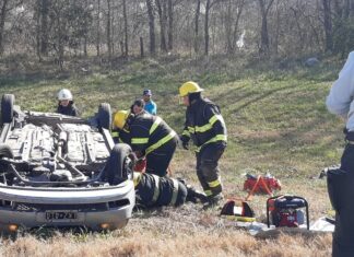 Despiste y vuelco automotor sobre Ruta 5