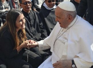 Joven Suipachense saludó al Papa Francisco en Roma